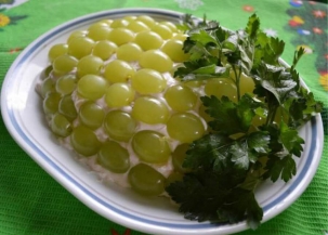Салат «Виноградная гроздь» с курицей и овощами