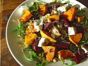Осенний салат из тыквы, свёклы и козьего сыра