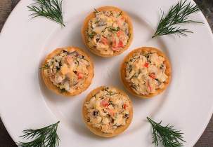Салат с крабовыми палочками и сыром в тарталетках