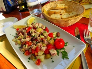 Итальянский салат из морепродуктов с картофелем и кедровыми орехами