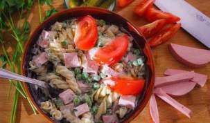 Салат из макарон фузилли с зеленым горошком и колбасой