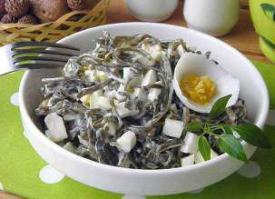 Салат из морской капусты с яйцом